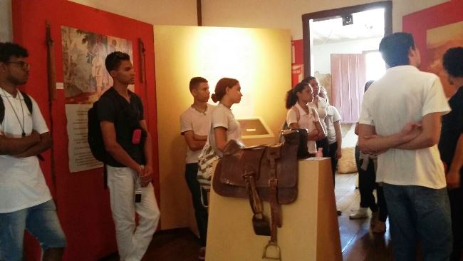 Alunos visitam pontos que contam a história de Itabira e região e são incentivados a ter um outro olhar sobre o local, principalmente por meio da câmera fotográfica. Foto: Cassio Seretti